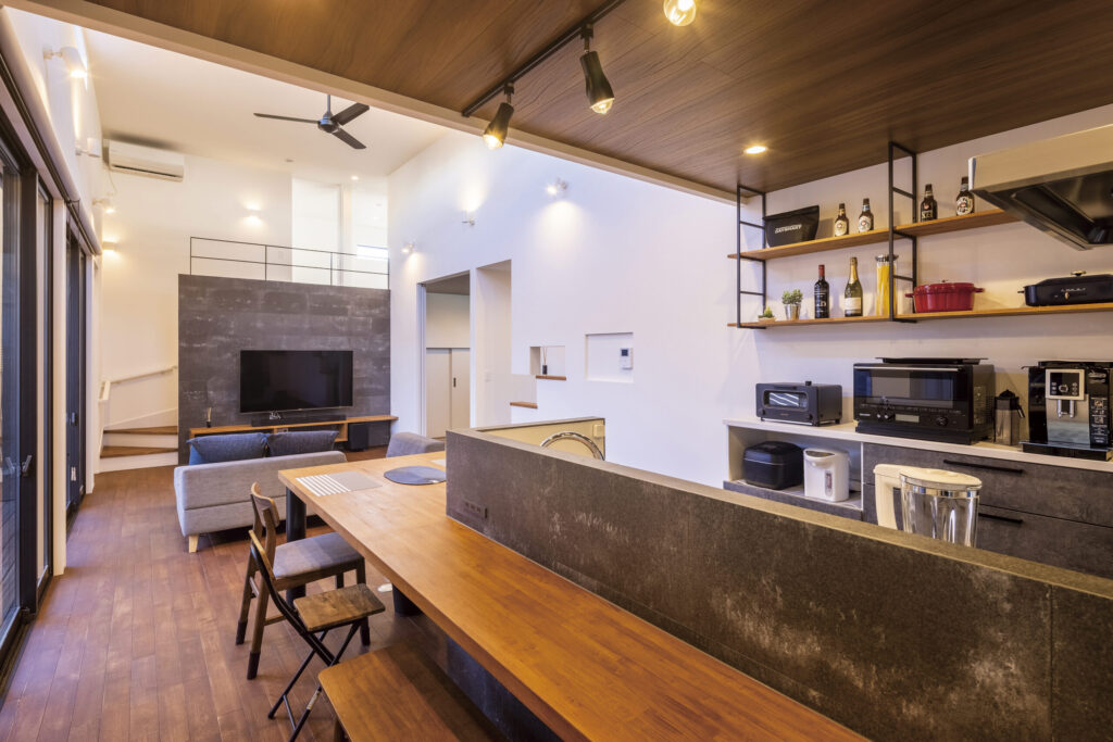 高断熱住宅のリビング。冬でも20℃前後を保ち、光熱費を抑えやすい。