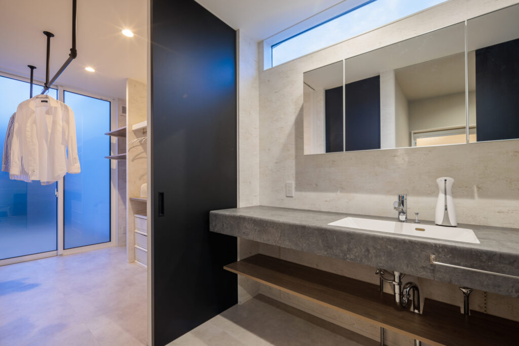 洗面所とランドリールーム。ランドリールームに部屋干しされているところ